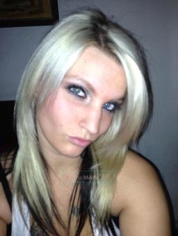 AmaZinG BLoNdE WitH sTuNNiNg BLuE EyES!, 24