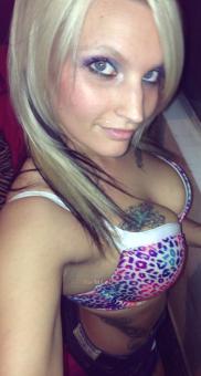 AmaZinG BLoNdE WitH sTuNNiNg BLuE EyES!, 24