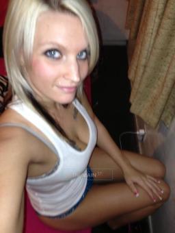AmaZinG BLoNdE WitH sTuNNiNg BLuE EyES!, 24