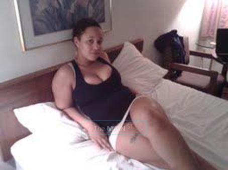 Red Queen with a body of a goddess, 23