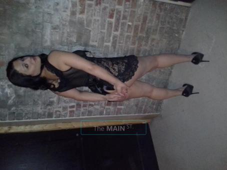 sexy hot brunette looking to have some fun, 22