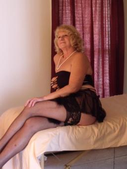 ((((((( SOFT SENSUAL FULL BODY MASSAGE ))) let me relax you / Lynn., 53