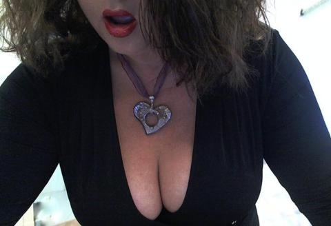 ~***~Body2Body Rubs with a Busty Pin-Up Babe~***~HOT NEW PIX