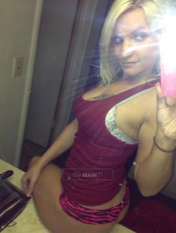 AmaZinG BLoNdE WitH sTuNNiNg BLuE EyES!, 24