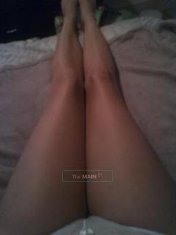 Top Notch Model ** Midwest Snow Bunny ** Green eyes ** Long SEXY legs, 24