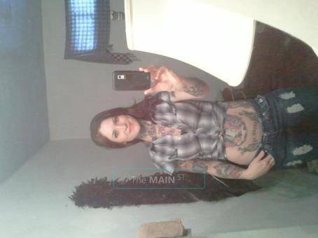 Pretty and tattooed, 25