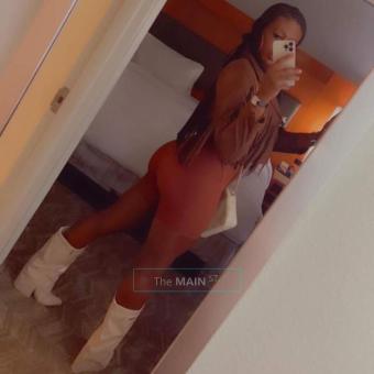 It’s the pretty Brown Brown, ?? driving him wild! ??, 24