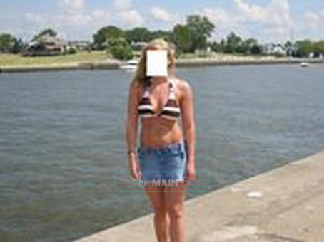 Pretty girl in area, 32