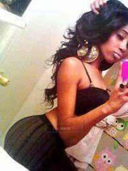 Yasmin in * townn dont *wanna miss out, 22