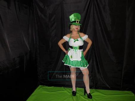 Presenting your FINAL 4 CELEBRATION CHAMP Melanie 24/7 i>